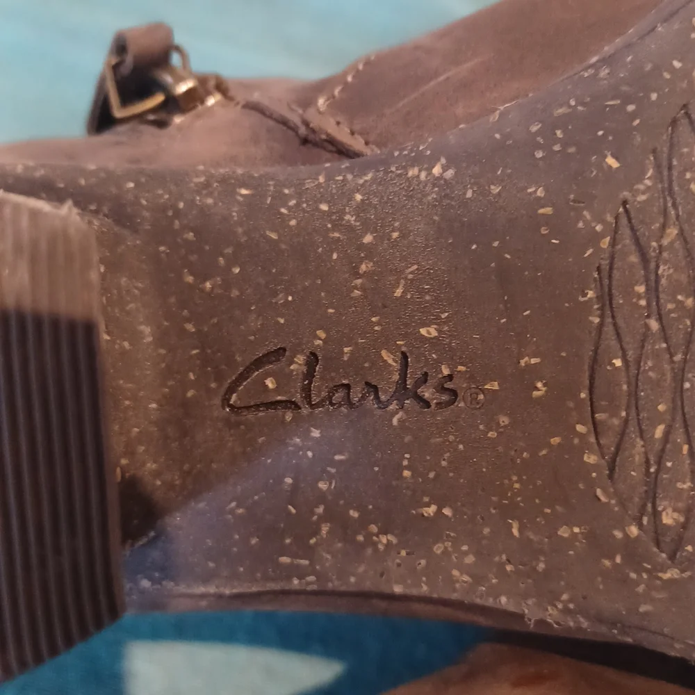 Brown leather booties size 7  Unstructured by Clarks~ SO cute - Picture 7 of 8